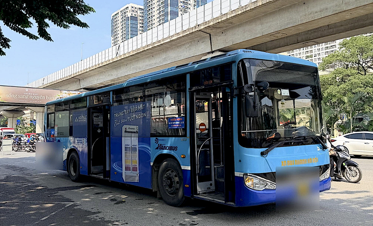 Tai nạn giữa xe buýt và xe máy trên đường Nguyễn Trãi: Một cháu nhỏ tử vong - Ảnh 1.