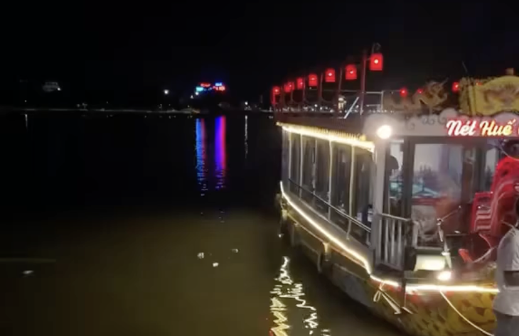 Xử lý thế nào vụ người trên thuyền rồng xả rác xuống sông ở Huế?- Ảnh 1.