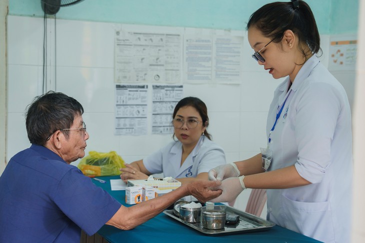 Khám mắt miễn phí cho người dân miền núi xứ Huế- Ảnh 2.