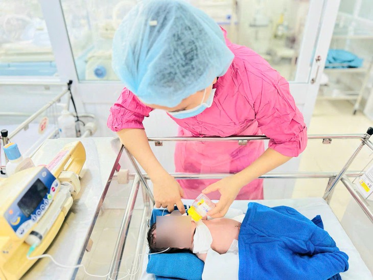 Cứu một trẻ sơ sinh bị dị tật hở thành bụng, ruột lòi ra ngoài- Ảnh 2.