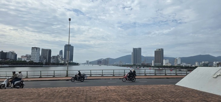 Miền Bắc mưa diện rộng, nắng nóng miền Trung kéo dài đến khi nào?- Ảnh 1.