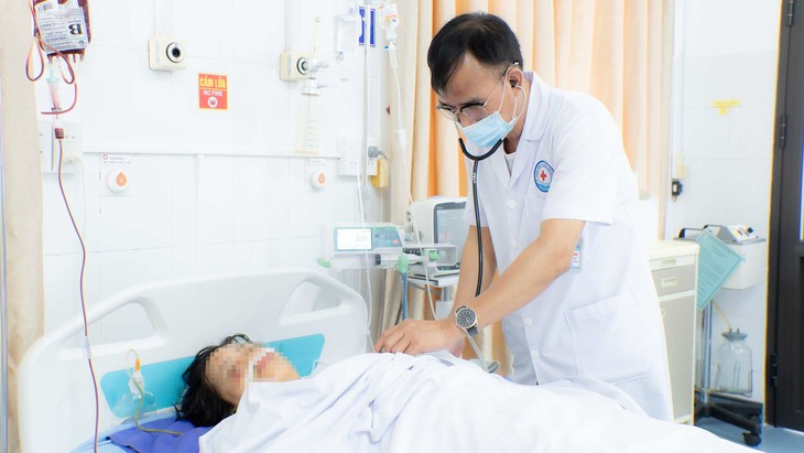 Báo động đỏ cứu bệnh nhân sốc mất máu, đa chấn thương nguy kịch - Ảnh 2.