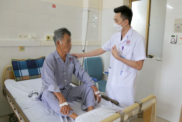Điều trị viêm phổi, người đàn ông được phát hiện ung thư thực quản- Ảnh 2.