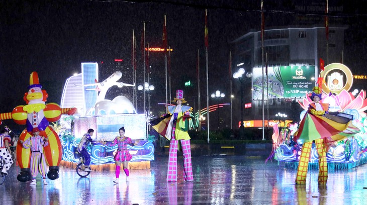 Hàng nghìn người đội mưa xem Carnival Nghệ An rực rỡ sắc màu- Ảnh 2.