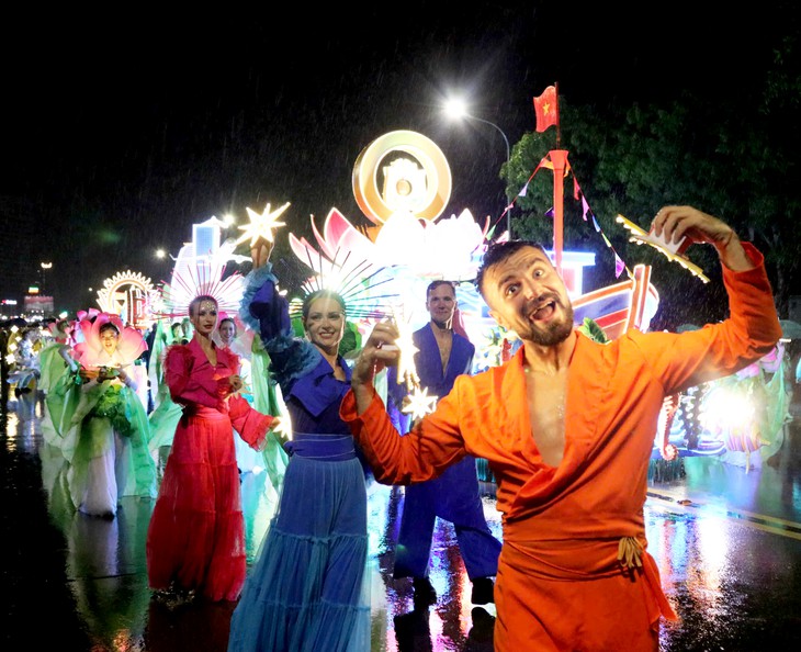 Hàng nghìn người đội mưa xem Carnival Nghệ An rực rỡ sắc màu- Ảnh 3.