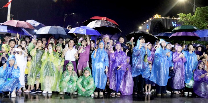 Hàng nghìn người đội mưa xem Carnival Nghệ An rực rỡ sắc màu- Ảnh 5.