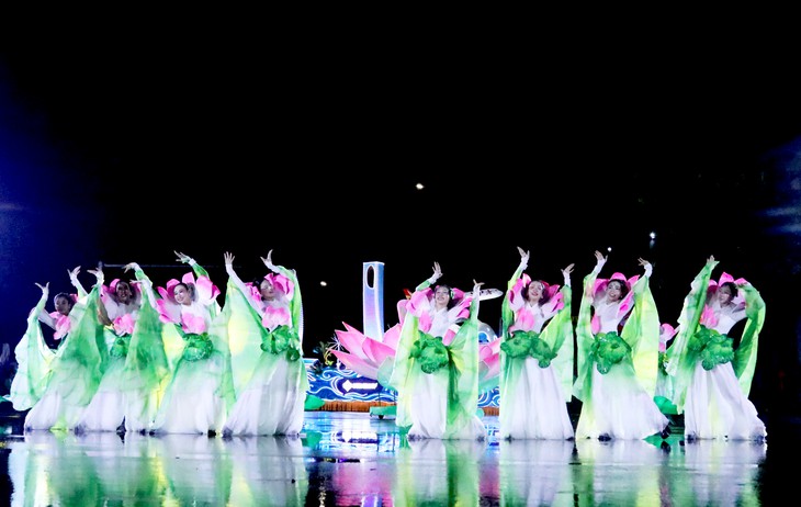 Hàng nghìn người đội mưa xem Carnival Nghệ An rực rỡ sắc màu- Ảnh 1.