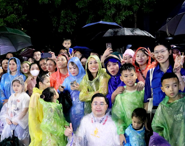 Hàng nghìn người đội mưa xem Carnival Nghệ An rực rỡ sắc màu- Ảnh 6.