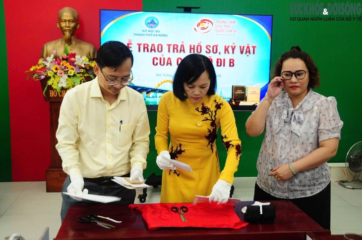 'Chữ này đúng của ba rồi': Kỷ vật cán bộ đi B trở về sau 65 năm - Ảnh 1.