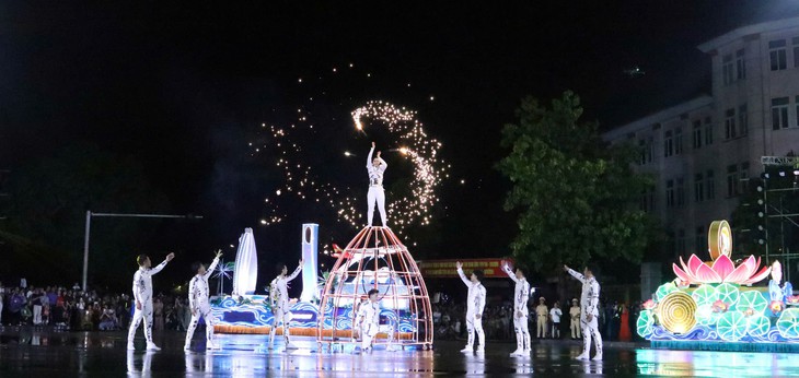 Hàng nghìn người đội mưa xem Carnival Nghệ An rực rỡ sắc màu- Ảnh 4.
