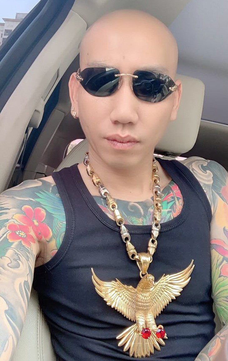 Khởi tố vợ chồng 'Idol mạng' Phú Lê- Ảnh 1.