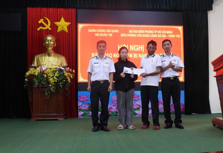 Hải đoàn 129 Hải quân bàn giao ngư dân gặp nạn cho gia đình- Ảnh 2.