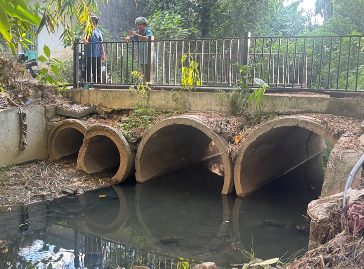 Sống cạnh kênh nước bốc mùi hôi thối, người dân phải đeo khẩu trang khi ngủ - Ảnh 1.