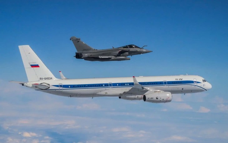 Tiêm kích Rafale Pháp áp sát máy bay Tu-214 Nga trên biển Baltic- Ảnh 1.