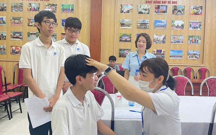 Khám sức khỏe cho khoảng 6000 học sinh ở phường Nghĩa Đô- Ảnh 5.