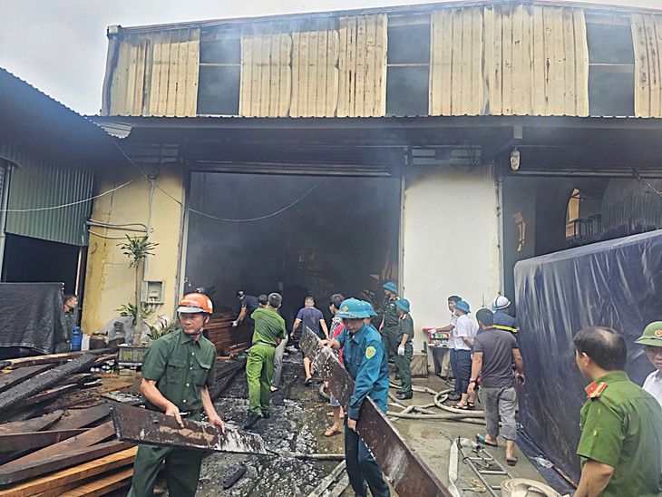 Cháy lớn tại Chương Mỹ (Hà Nội), lửa bùng dữ dội kèm nhiều tiếng nổ- Ảnh 4.
