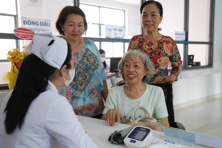 Nhiều bệnh viện tại TPHCM tuyển 'hàng loạt' bác sĩ, điều dưỡng- Ảnh 2.