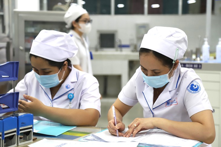 Nhiều bệnh viện tại TPHCM tuyển 'hàng loạt' bác sĩ, điều dưỡng- Ảnh 1.