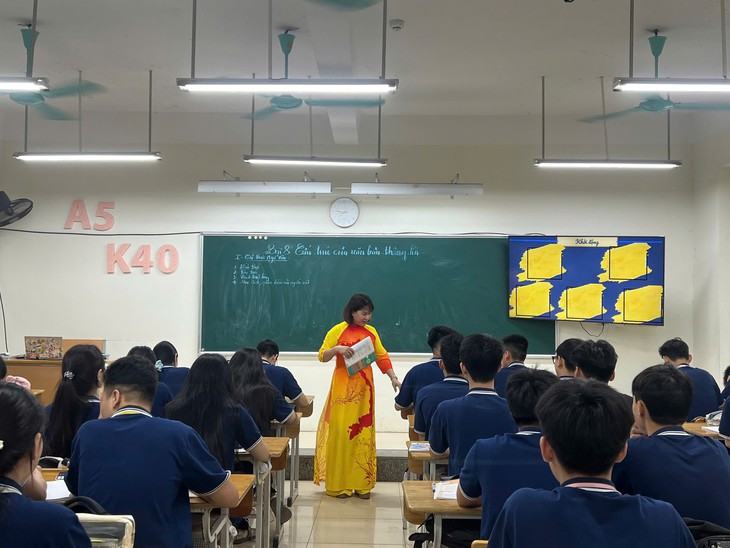 Hà Nội đột ngột dừng xét thăng hạng giáo viên ngay trước thềm năm học mới- Ảnh 1.