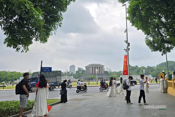 Hà Nội rực rỡ cờ hoa chào mừng Cách mạng Tháng Tám và Quốc khánh 2/9- Ảnh 1.