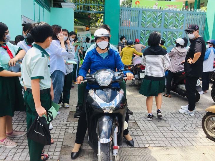 Giao xe cho con chưa đủ tuổi, cha mẹ có thể bị phạt- Ảnh 1.
