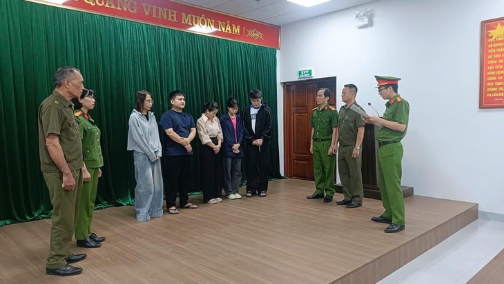 Đóng giả bác sỹ, dọa có bệnh để 'dụ' chị em đi chăm sóc 'vùng kín'- Ảnh 1.