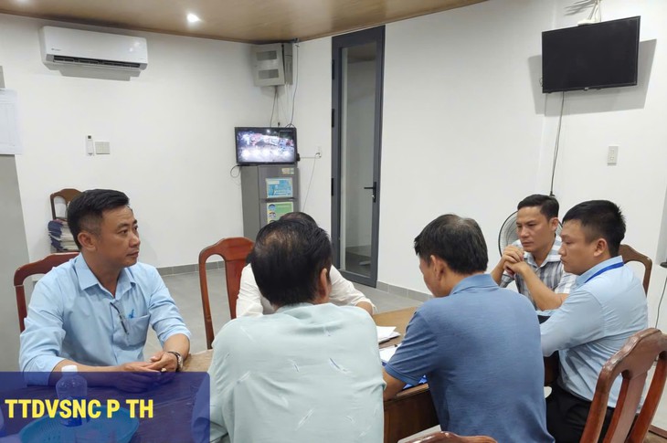 Xử phạt chủ thuyền rồng ở Huế sau clip ghi lại cảnh xả rác xuống sông Hương- Ảnh 1.