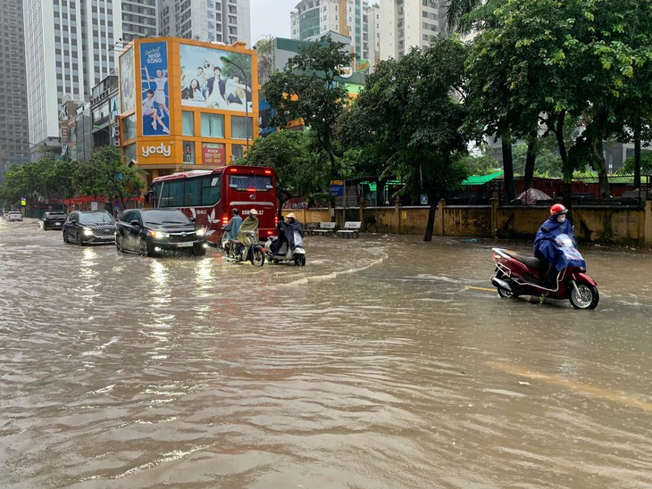 Mưa dông bao trùm hầu khắp các khu vực trên cả nước- Ảnh 1.