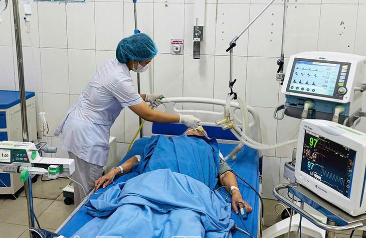 Cứu sống 2 bệnh nhân cao tuổi tràn dịch màng phổi, ngừng tuần hoàn- Ảnh 1.