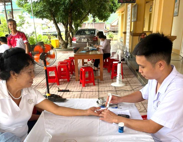 Hơn 1.000 người dân được khám sàng lọc đái tháo đường, siêu âm tuyến giáp miễn phí
- Ảnh 3.