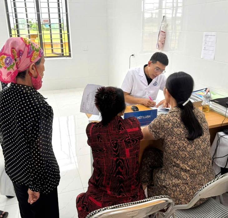 Hơn 1.000 người dân được khám sàng lọc đái tháo đường, siêu âm tuyến giáp miễn phí
- Ảnh 2.