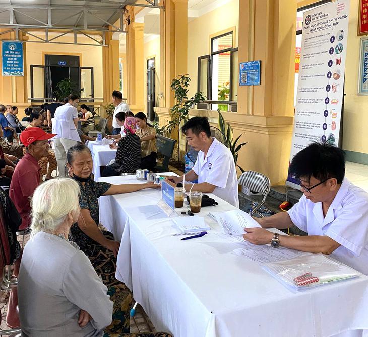 Hơn 1.000 người dân được khám sàng lọc đái tháo đường, siêu âm tuyến giáp miễn phí
- Ảnh 1.