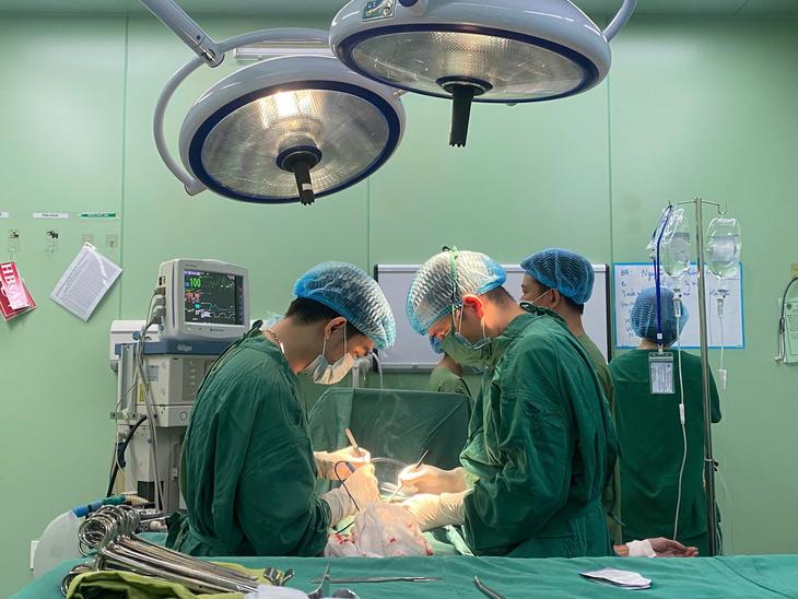 Người đàn ông hai lần thủng ruột vì cùng một nguyên nhân- Ảnh 1.