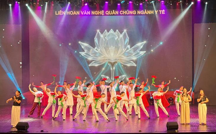 Hơn 400 cán bộ y tế hội tụ trong đêm Công diễn và Trao giải Liên hoan Nghệ thuật quần chúng ngành Y tế Việt Nam lần thứ 5, năm 2026 - Ảnh 1.