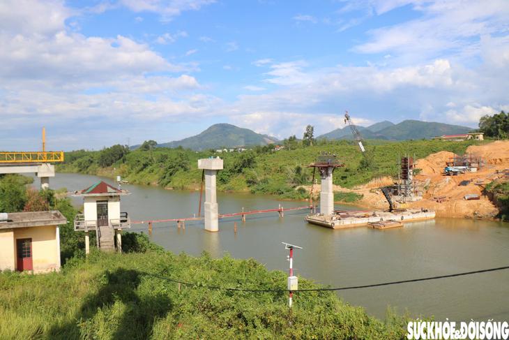 Cận cảnh đại công trường dự án thay thế cầu treo xuống cấp trên thượng nguồn sông Hương- Ảnh 1.