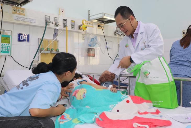 Việt Nam còn thiếu trung tâm điều trị ung thư nhi - Ảnh 1.