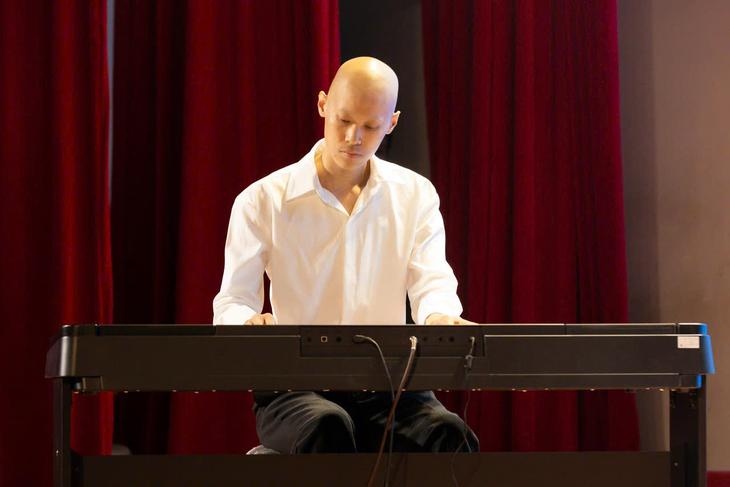 Chàng trai 20 tuổi học piano giữa những ngày điều trị ung thư - Ảnh 1.