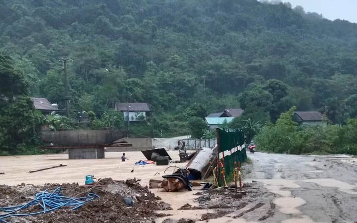 Mưa lớn khiến nhiều nơi ở Hà Tĩnh bị chia cắt - Ảnh 8.