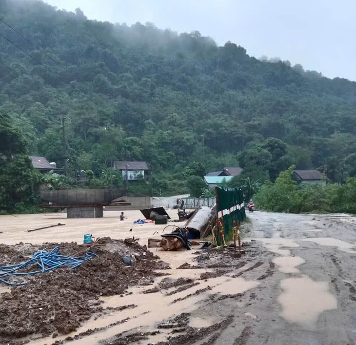 Mưa lớn gây thiệt hại nặng cho miền Trung, xuất hiện hàng trăm điểm nguy cơ lũ quét- Ảnh 1.