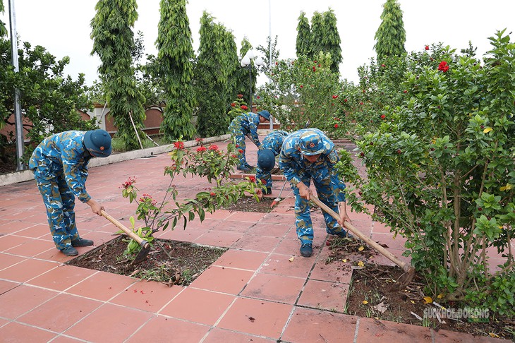 Bộ đội chỉnh trang nghĩa trang, chuẩn bị lấy mẫu hài cốt liệt sĩ - Ảnh 1.