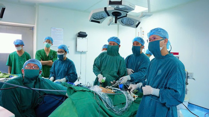 Ca phẫu thuật xử lý cùng lúc ung thư trực tràng và bệnh lý tử cung- Ảnh 1.