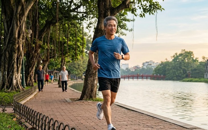 Chạy bộ khi mỡ máu cao: 5 sai lầm nam giới sau 50 tuổi cần tránh - Ảnh 1.