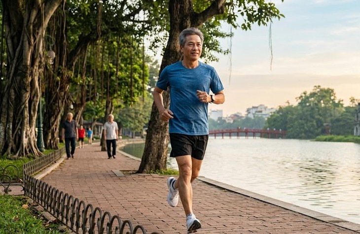Nam giới sau tuổi 50, có nên chạy bộ mỗi ngày để giảm mỡ máu? - Ảnh 1.