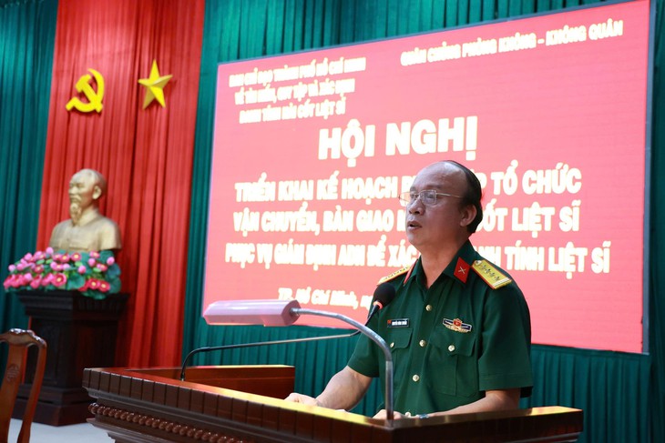 Chuyển mẫu hài cốt liệt sĩ từ TPHCM ra Hà Nội giám định ADN - Ảnh 1.