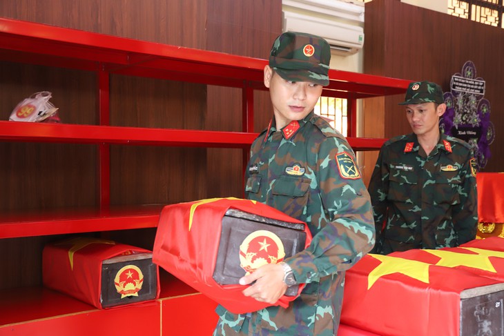 Chuyển mẫu hài cốt liệt sĩ từ TPHCM ra Hà Nội giám định ADN - Ảnh 2.