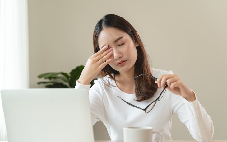 Khô mắt nên kiêng gì để giảm khó chịu?- Ảnh 1.