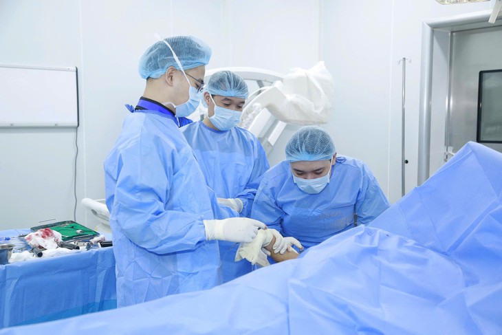 Sau 3 ngày phẫu thuật gãy xương, tay bé gái đã vận động được - Ảnh 1.