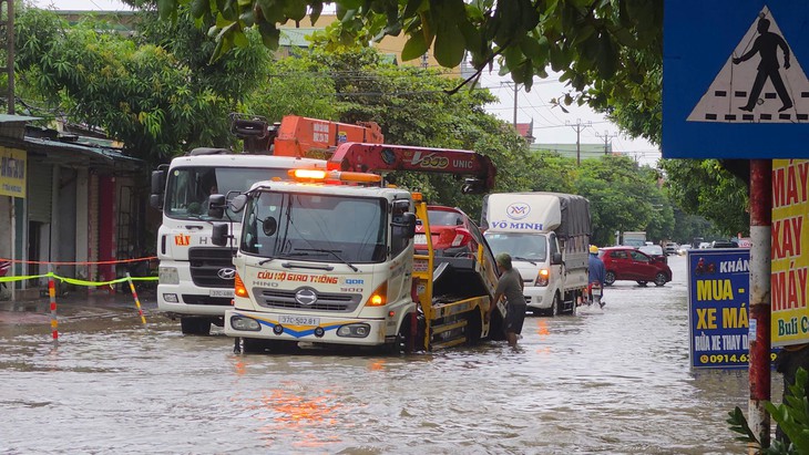 Mưa lớn, nhiều tuyến phố trung tâm Nghệ An ngập sâu, loạt xe chết máy- Ảnh 1.