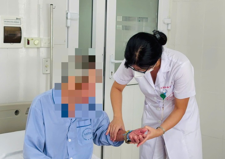 Nhầm hạ kali với hạ canxi, người đàn ông 41 tuổi suýt liệt tay chân- Ảnh 2.