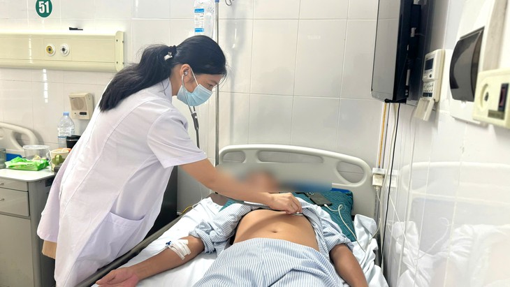 Nhầm hạ kali với hạ canxi, người đàn ông 41 tuổi suýt liệt tay chân- Ảnh 1.